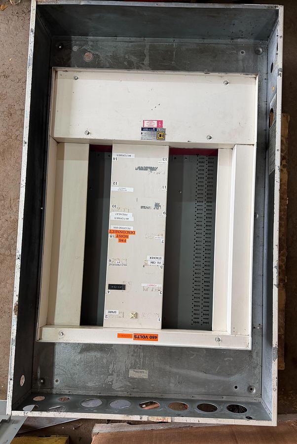 Used SQUARE D I-LINE PANELBOARD HC3273B 800 AMP 600 VAC 42-SLOT HCM3273-8 32" X 73"