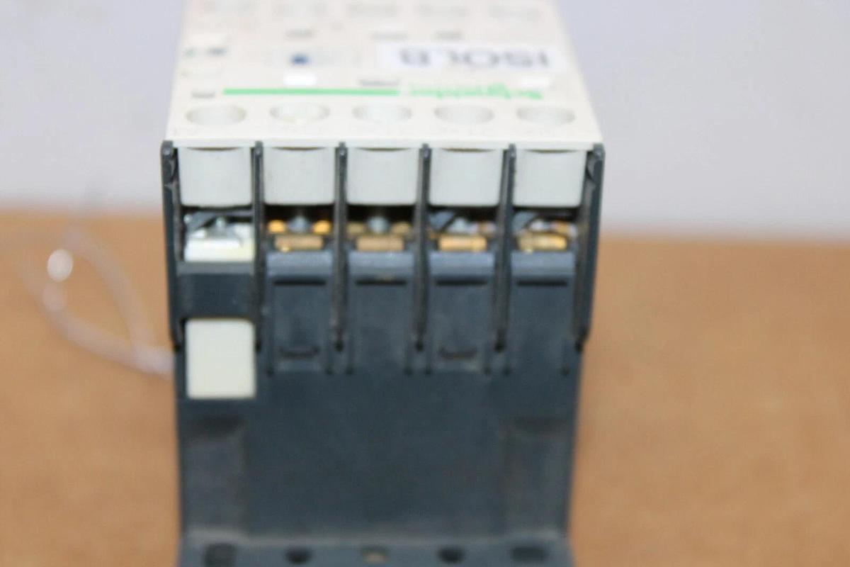 Used SCHNEIDER CONTROL RELAY CA2KN22B7 600 VAC 10 AMP COIL: 24V **WARRANTY**