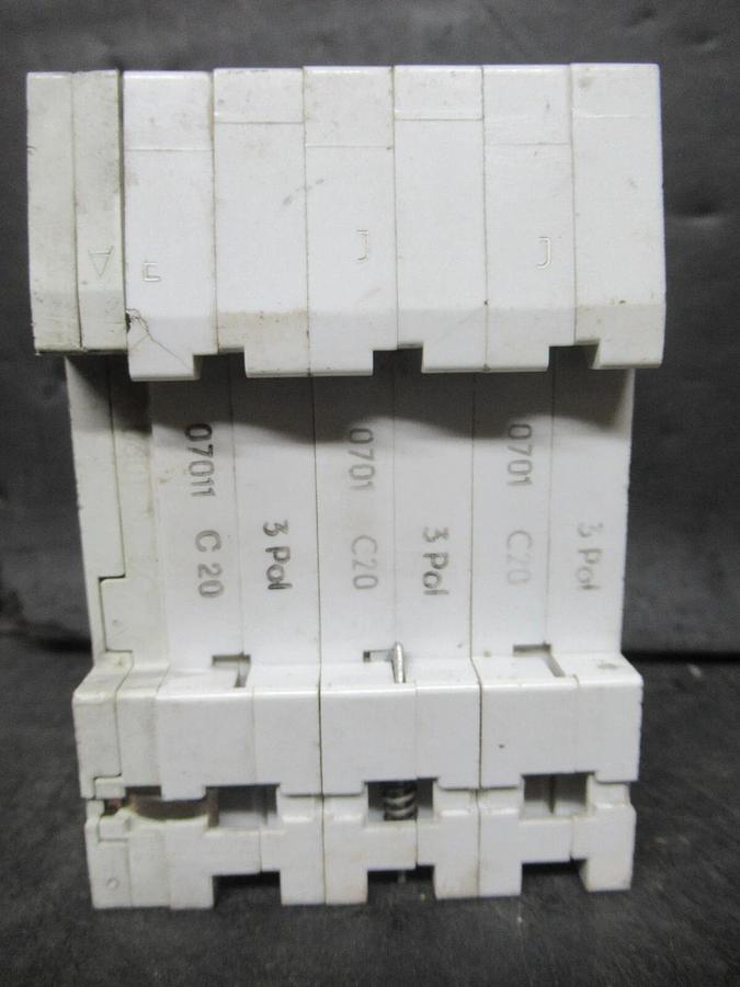 Used SIEMENS CIRCUIT BREAKER 5SX23 C20 20 AMP 480 VAC 3-POLE W/ 5SX9100 AUXILLIARY