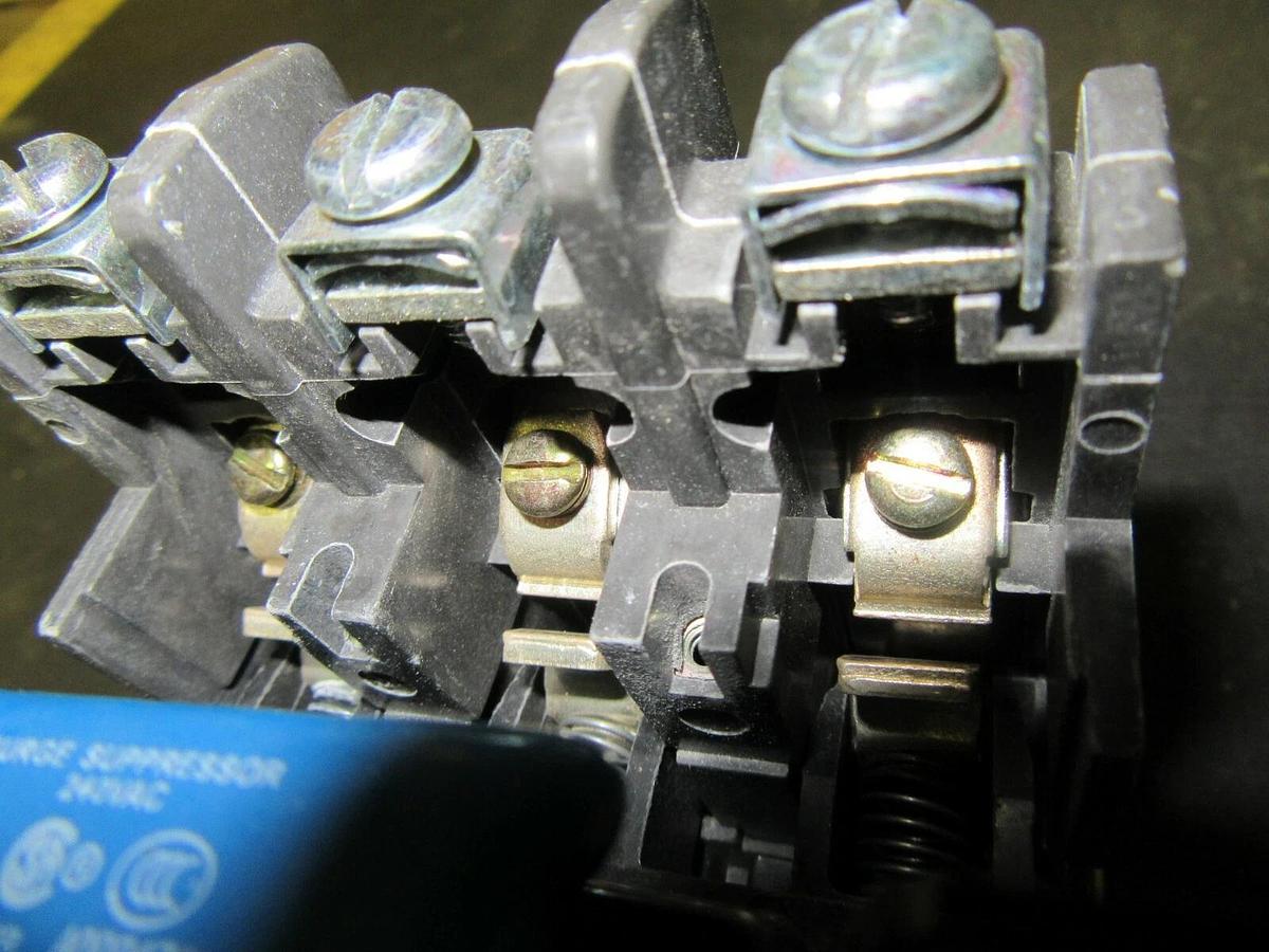 Used ALLEN BRADLEY CONTACTOR 500-B0*930 SER. B NEMA: 1  10 HP  600 VAC  COIL: 120 VAC