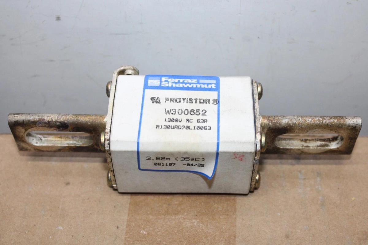 Used FERRAZ SHAWMUT PROTISTOR FUSE W300652 1300 VAC 63 AMP A130URD70LI0063