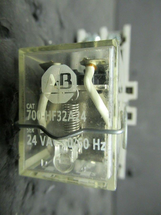 Used ALLEN BRADLEY RELAY AND BASE 700-HF32A24 SER. B W/ 700-HN116 SER. B BASE