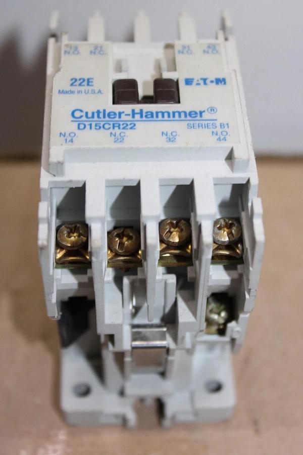 Used CUTLER HAMMER CONTACTOR D15CR22 22E 600 VAC 10 AMP 3-PHASE COIL: 110/120V