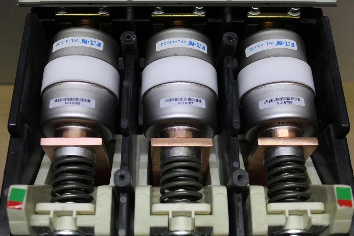 Used EATON VACUUM CONTACTOR DIL-M580 XTCE580N 600 VOLT 980 AMP 600 HP COIL: 110-240V