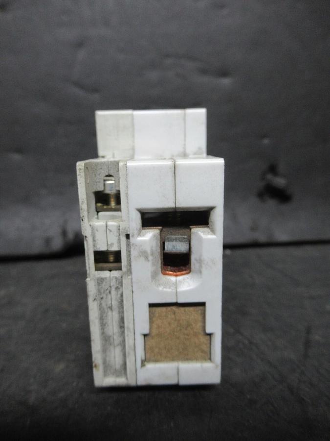 Used SIEMENS CIRCUIT BREAKER 5SX21 B16 16 AMP 277 VAC 1-POLE W/ 5SX9100 AUXILLIARY
