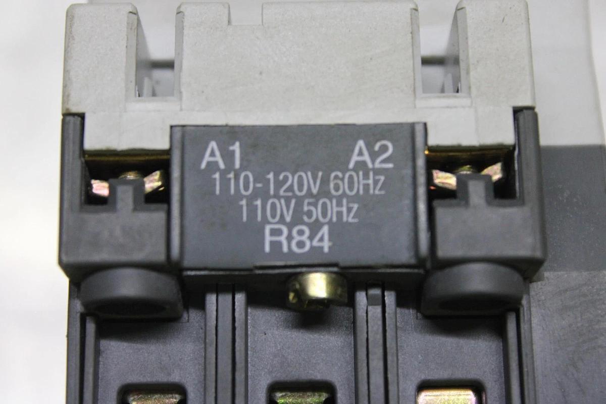 Used YORK CONTACTOR 024-31813-000 600 VAC 60 AMP 40 HP 3-POLE COIL: 110/120V