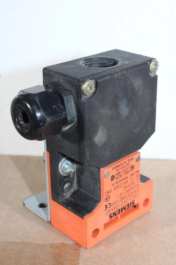 Used SIEMENS LIMIT SWITCH 3SE3-243-0XX40 500 VAC 4 AMP **WARRANTY INCLUDED**