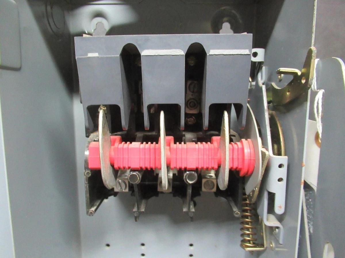 Used SQUARE D SAFETY SWITCH H-363 TYPE 1 ENCLOSURE 60 AMP 60 HP 600 VAC 3-POLE