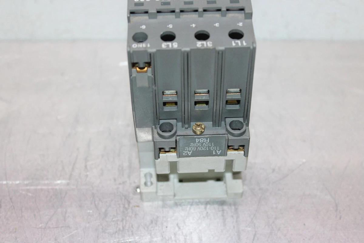 Used YORK CONTACTOR 024-31813-000 600 VAC 60 AMP 40 HP 3-POLE COIL: 110/120V