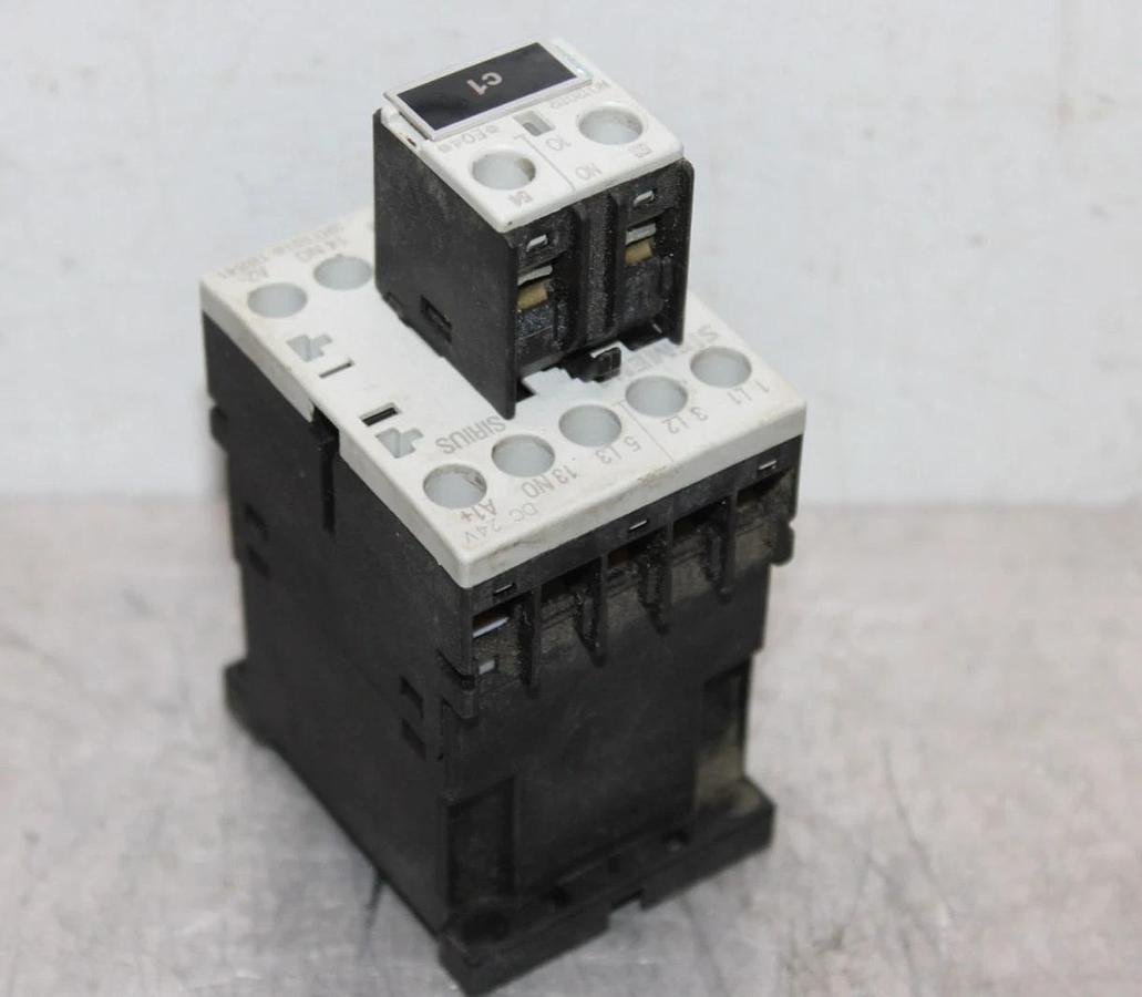 Used SIEMENS SIRIUS CONTACTOR 3RT1016-1BB41 600 VAC 20 AMP 7.5 HP W/ 3RH1911-1AA10