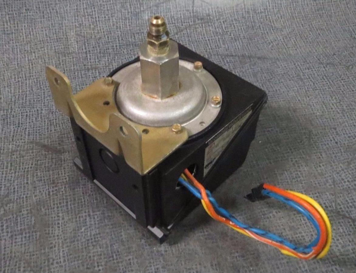 Used UNITED ELECTRIC PRESSURE CONTROLLER 15 AMP 250V  225 PSI MODEL 552 TYPE J302D