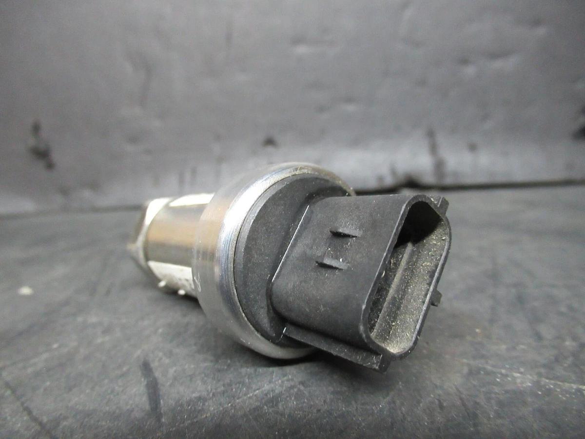 Used JOHNSON CONTROLS P499CFAB523 PRESSURE TRANSDUCER 40 PSIA 30 VDC 025-29151-001
