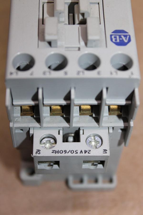 Used ALLEN BRADLEY STARTER 100-C09*400 SER. A 600 VAC 25 AMP 7.5 HP W/ 193-T1AA40