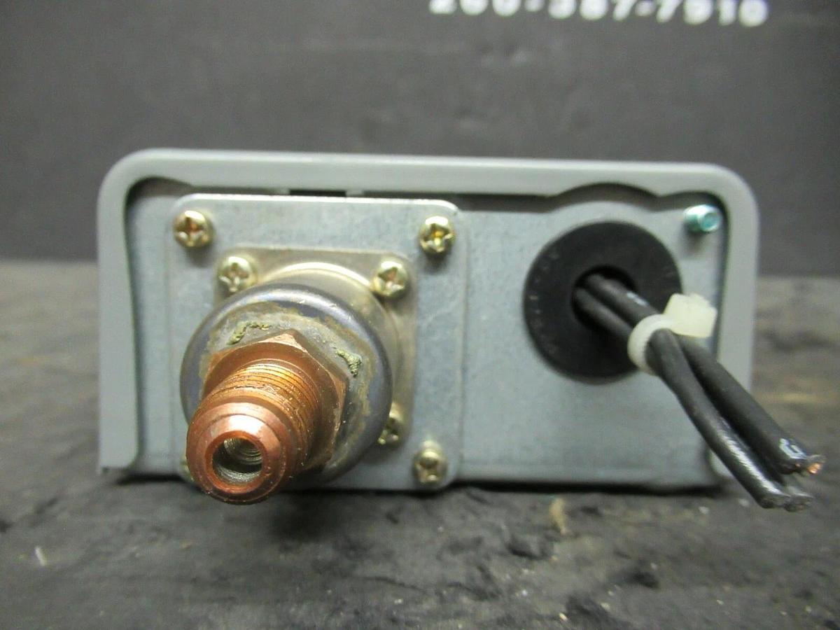 Used JOHNSON CONTROLS PENN P70JA-49 PRESSURE CONTROL VALVE 180 PSIG MAX 025-32952-000