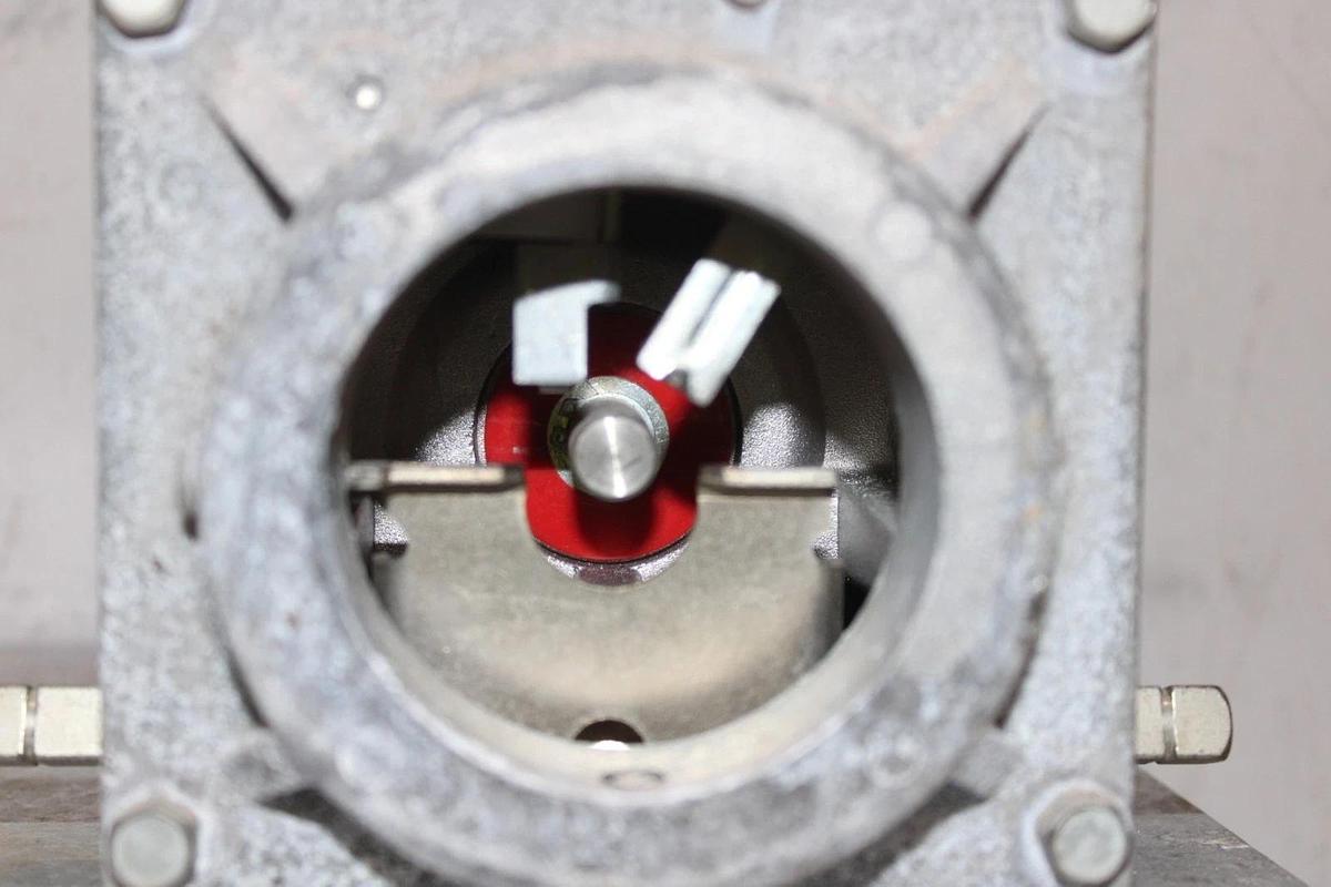 Used HONEYWELL ACTUATOR FLUID POWER GAS VALVE V4055D-1019 110/120V 1.57A 75 PSI