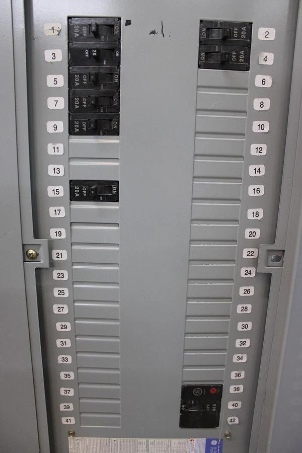 Used GENERAL ELECTRIC SERVICE PANELBOARD AB43B 125 AMP 480Y/277V 3-PHASE NEMA 1