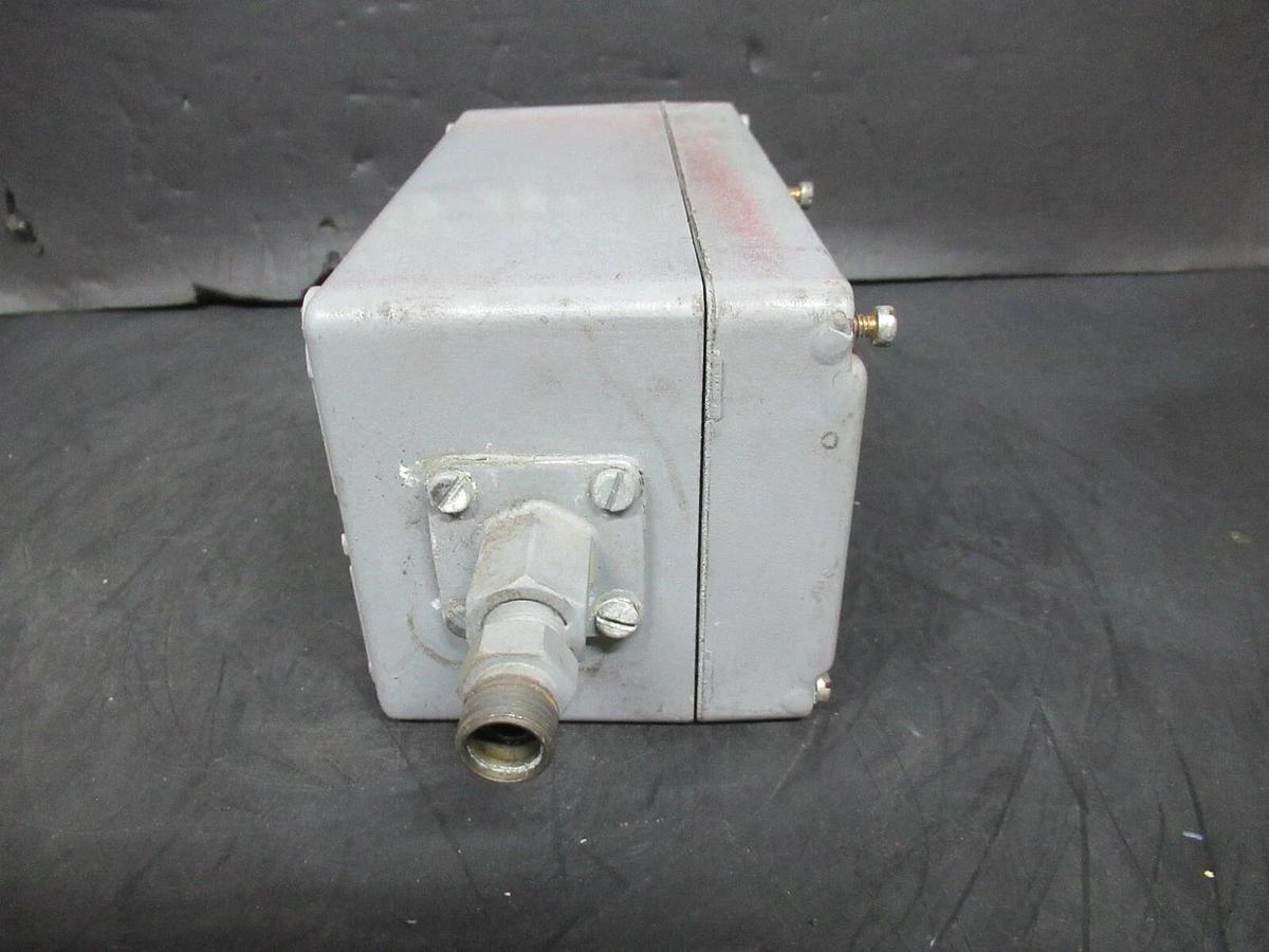 Used ALLEN-BRADLEY TEMPERATURE CONTROL SWITCH 836-C5 24-600 VAC @ 125 VA NEMA 4, 13