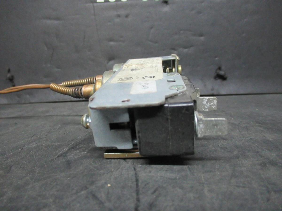 Used JOHNSON CONTROLS / CARRIER DIFFERENTIAL PRESSURE CONTROL HK06CC004 / P12AE-1