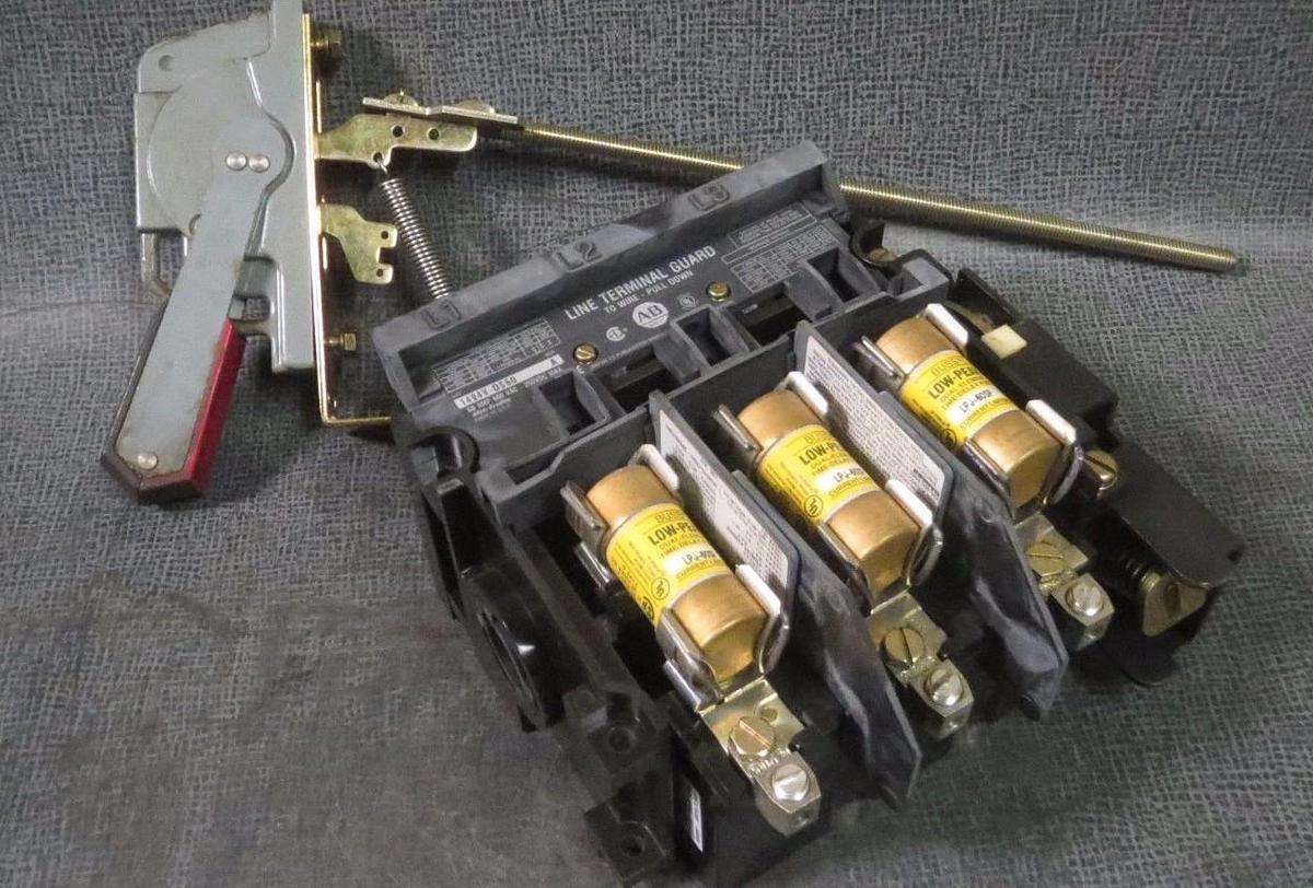 Used ALLEN BRADLEY FUSIBLE DISCONNECT SWITCH 60 AMP 600V 3 POLE MODEL: 1494V-DS60