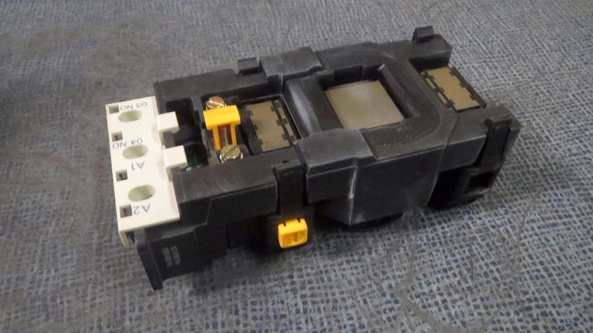 Used SQUARE D TELEMECANIQUE CONTACTOR LC1F115 175 AMP 600 V COIL: 110 VAC