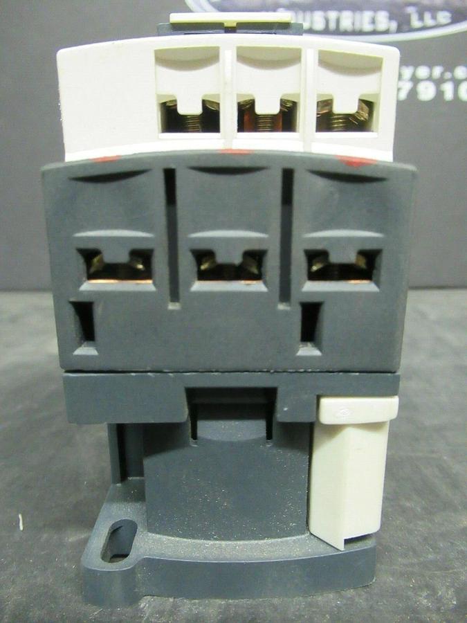 Used TELEMECANIQUE CONTACTOR LC1D09 600 VAC 25 AMP W/ GV2ME10 MANUAL MOTOR START