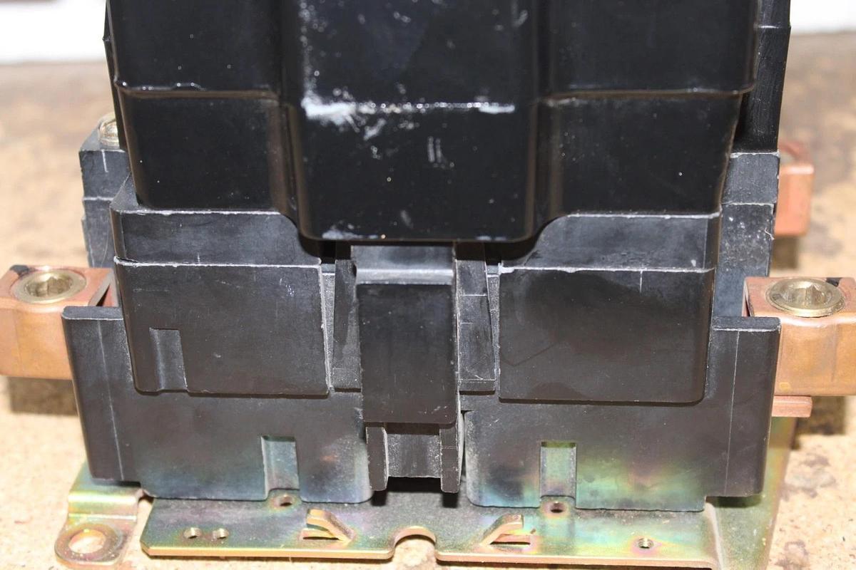 Used SQUARE D NEMA CONTACTOR 8502SF01 SIZE 4 600 VAC COIL: 110/120V