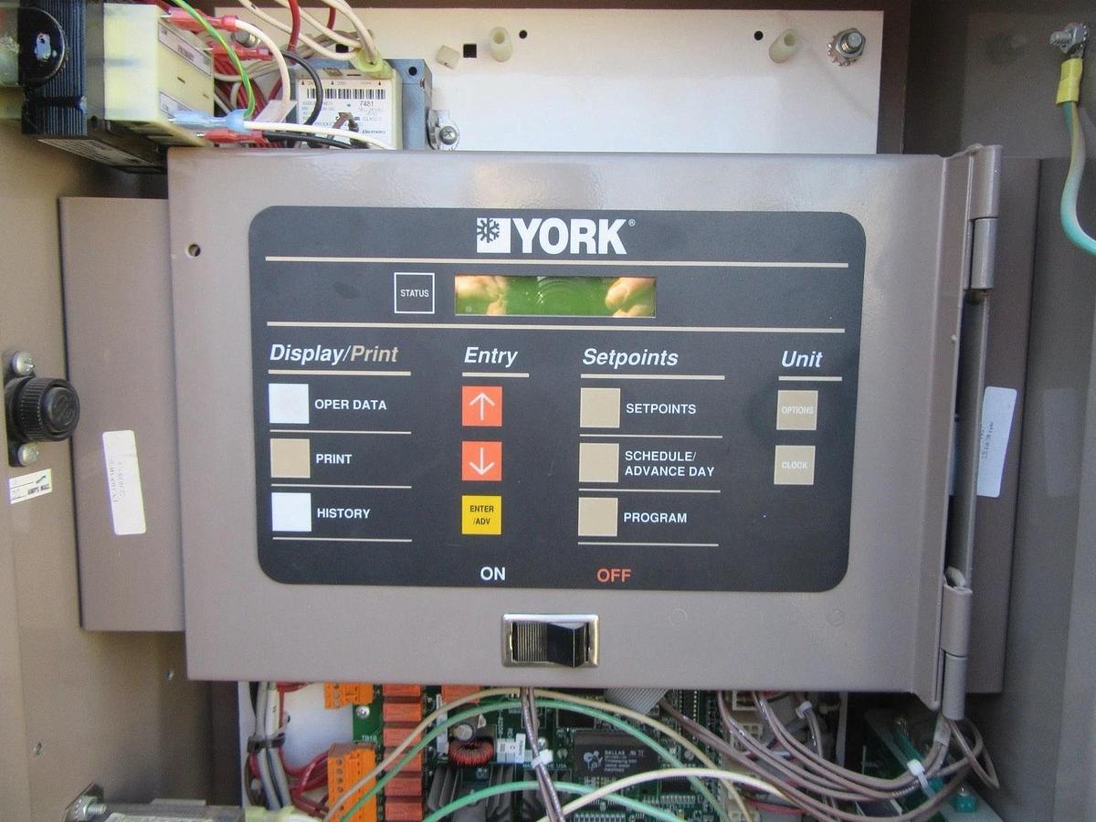 Used YORK 100 TON AIR COOLED CHILLER 460 VOLT YCAL104 LOW HOURS  GREAT CONDITION