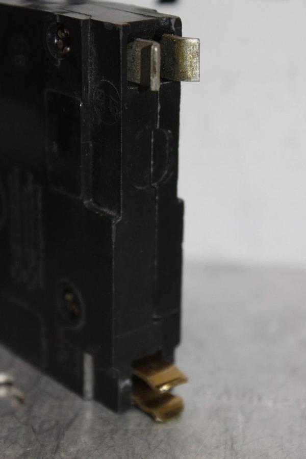 Used SQUARE D SINGLE POLE QO CIRCUIT BREAKER AD-7621 QO12030 30 AMP 240 VAC 1-POLE