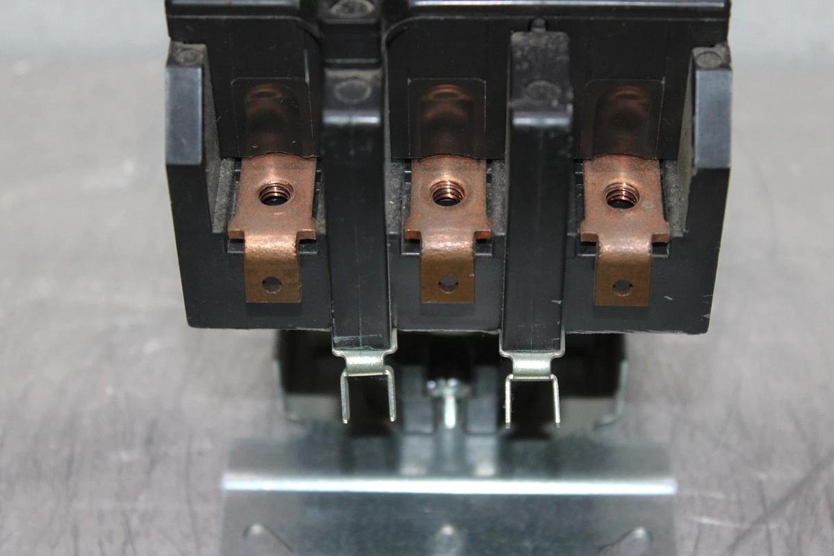 Used SIEMENS CONTACTOR 42FE35AF306R HN53HG120 600 VAC 75 AMP 3-POLE COIL: 120V