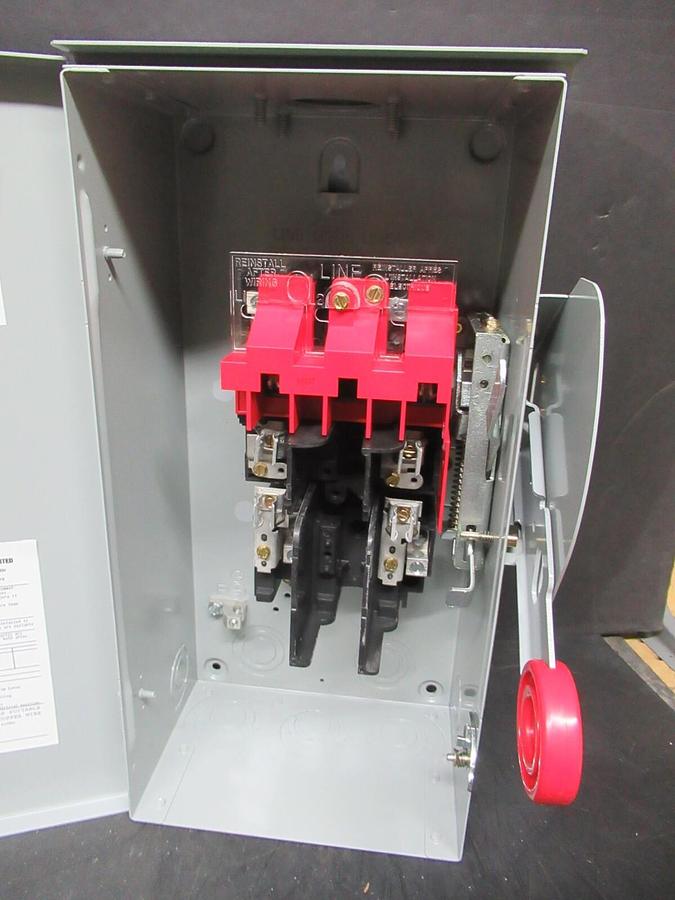 NEW IN BOX EATON HEAVY DUTY SAFETY SWITCH DH221FRK 30 AMP 240 VAC 2-POLE