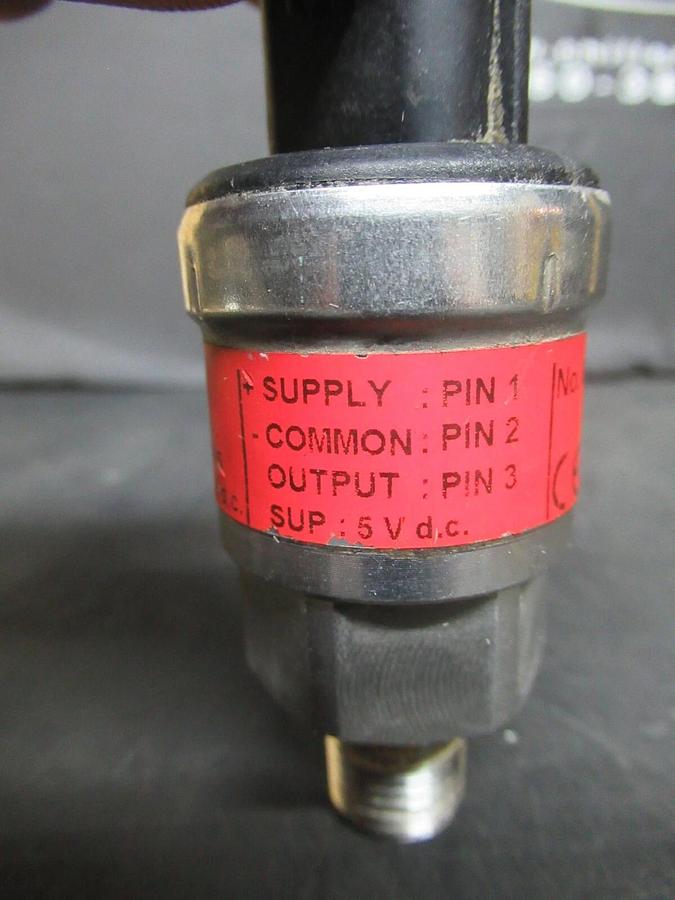 Used YORK PRESSURE TRANSDUCER 0225-28678 AKS-32R 060G1485 5 VDC 300 PSIS