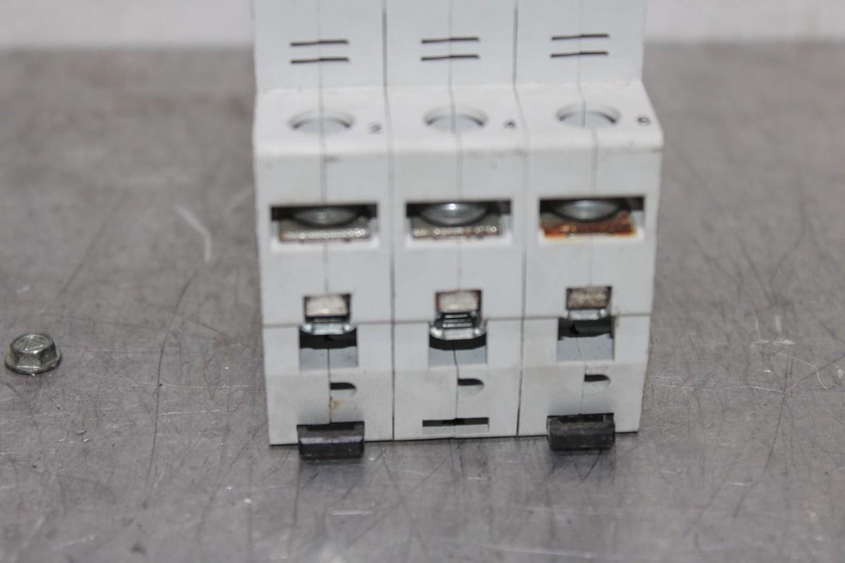 Used EATON CIRCUIT BREAKER WMZS3C08 3-POLE 8 AMP 277/480 VAC C8