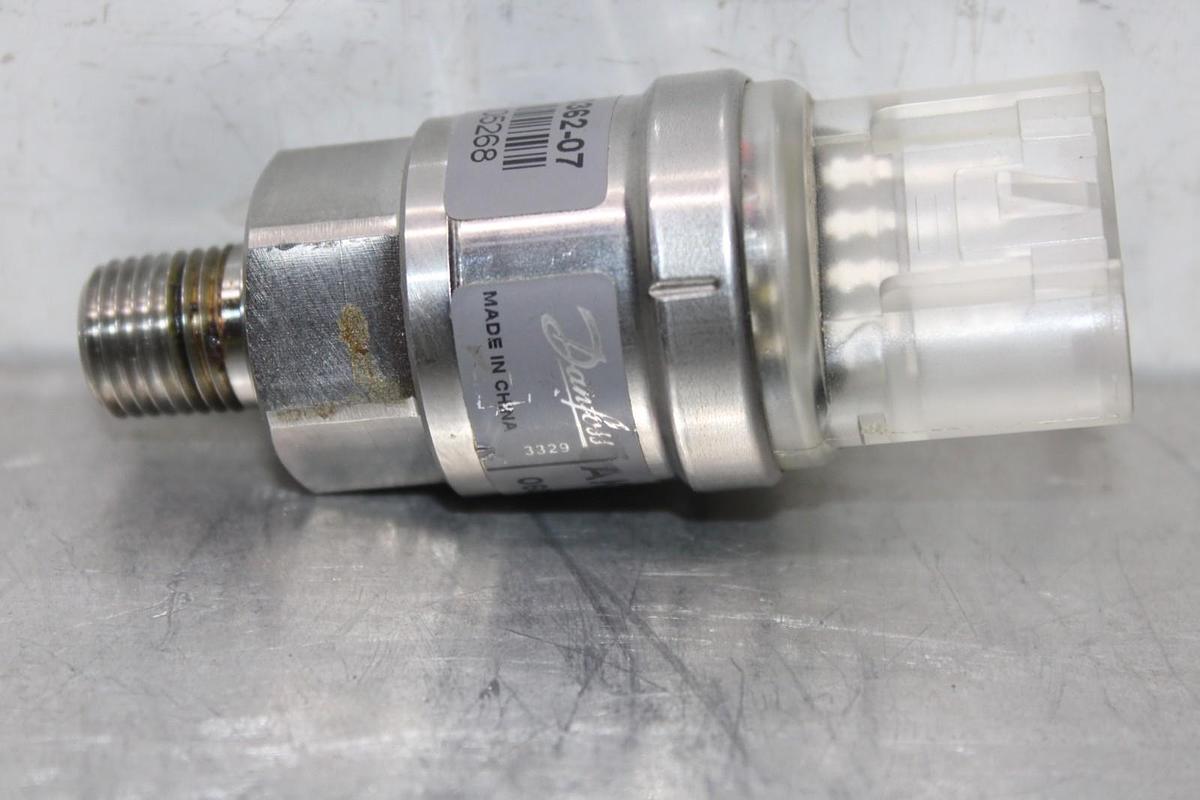 Used DANFOSS TRANSDUCER X13790362-07 AKS-1008 060G438505 0-50 PSIA