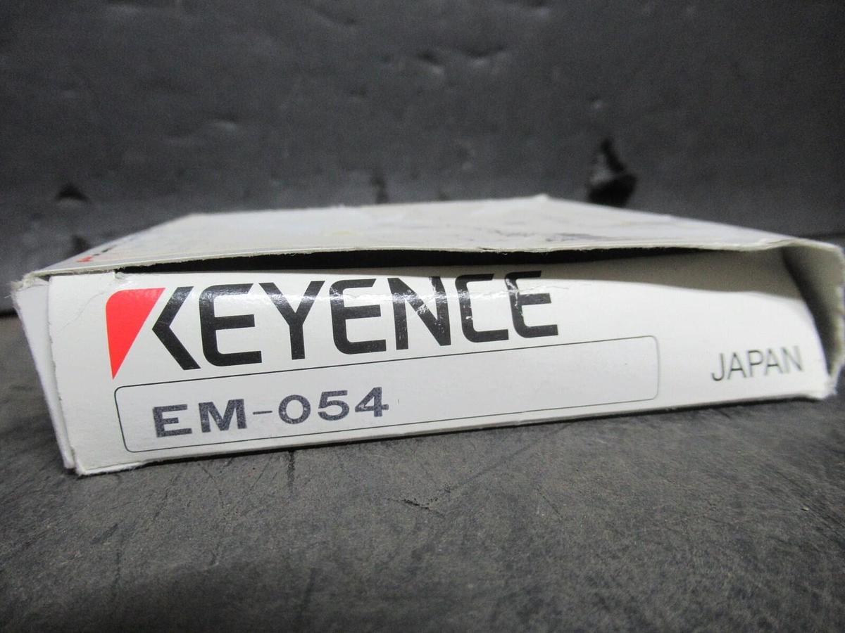 NEW IN BOX KEYENCE SHIELDED PROXIMITY SENSOR EM-054 10.8-30 VDC **WARRANTY**