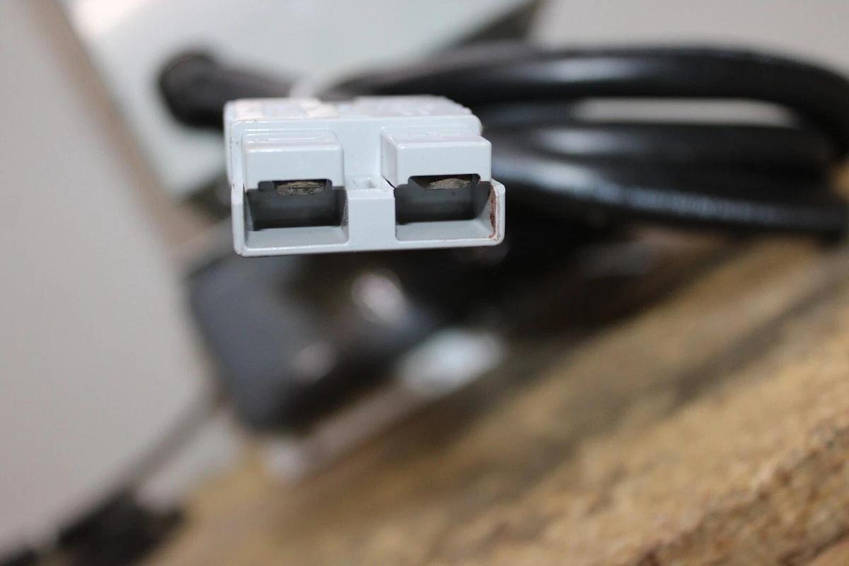 Used E.G. AUTOMATIC 3-STAGE BATTERY CHARGE 120 VAC 8 AMP 60 HZ FCE-32-25 *WARRANTY*