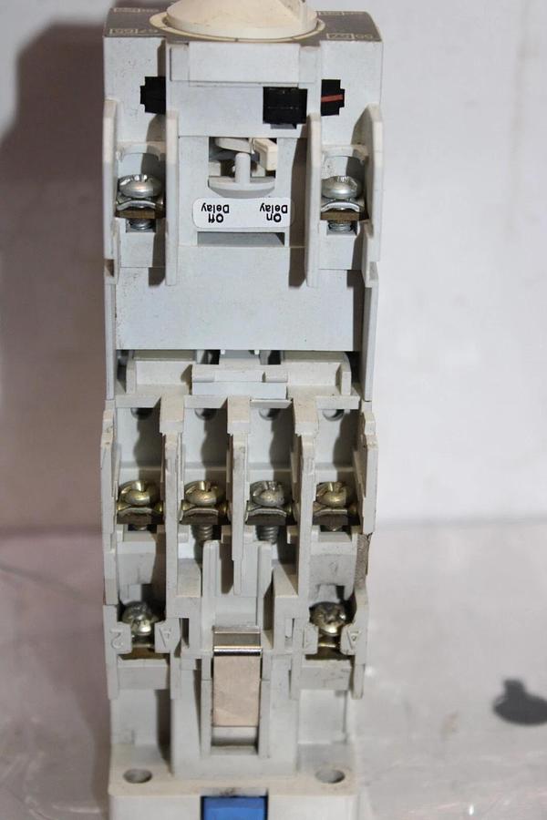 Used CUTLER HAMMER CONTACTOR D15CR31 10 AMP 600 VAC W/ C320TP2 TIME DELAY RELAY