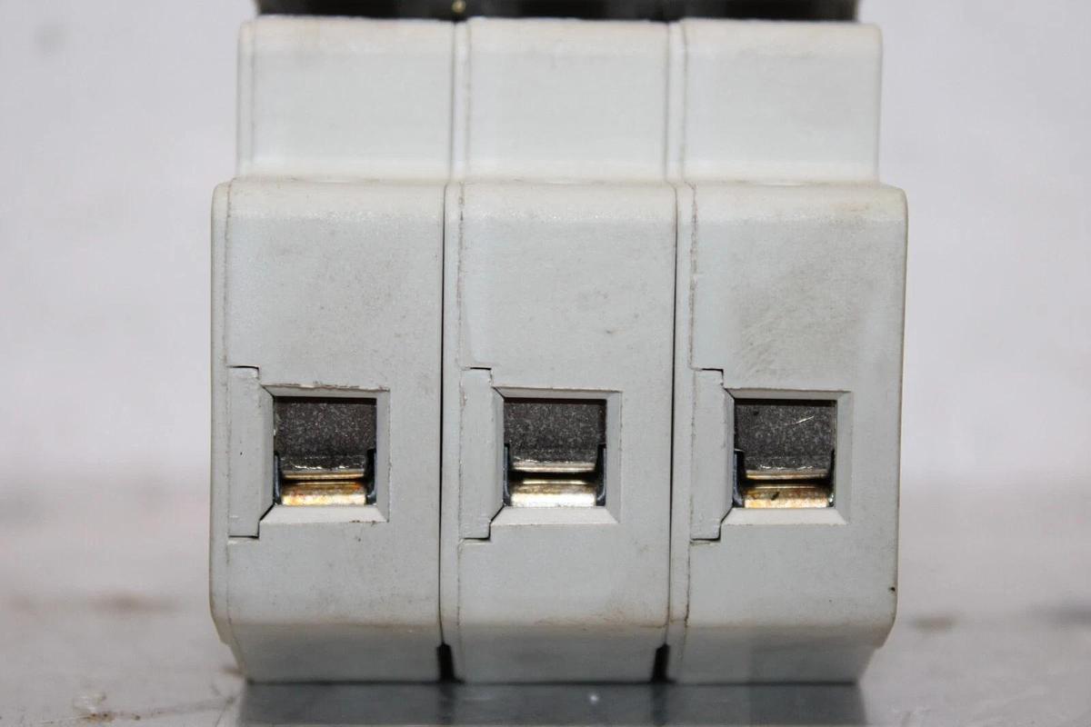 Used LITTELFUSE POWER-SAFE FUSE HOLDER LPSC-CH 3-POLE 600 VOLT 30 AMP CLASS CC