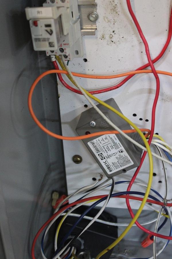 Used SIEMENS NEMA 1 ENCLOSED COMBINATION STARTER W/ SIZE 2 509-C0D & MCS606R SWITCH