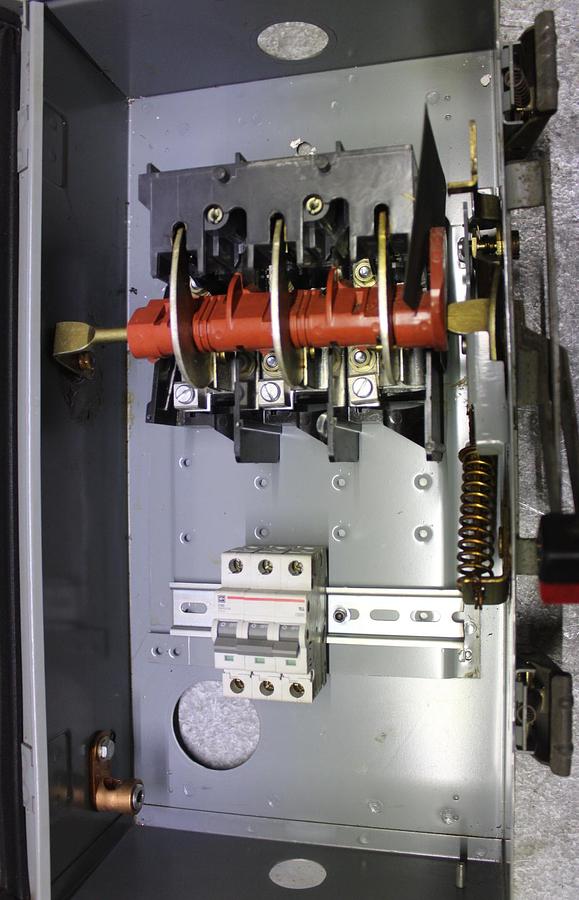 Used SIEMENS HEAVY DUTY SAFETY SWITCH HF363 100 AMP 600 VOLT TYPE 1 ENCLOSURE