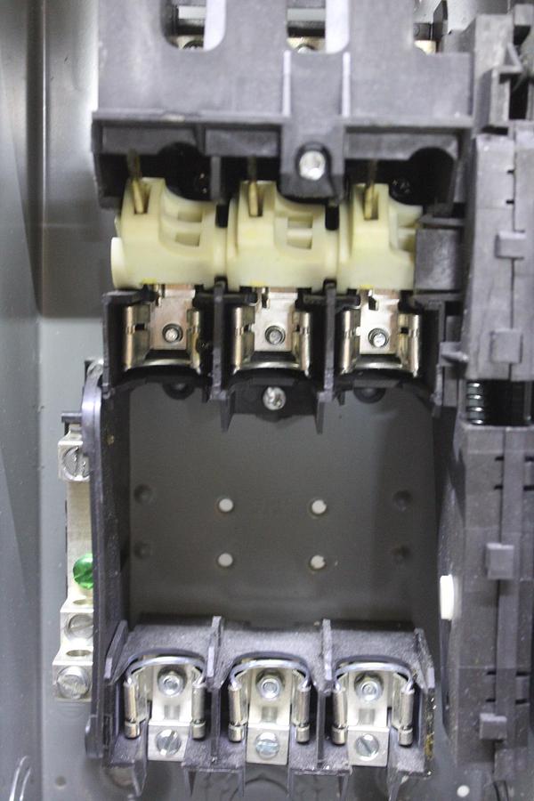 Used SQUARE D SAFETY DISCONNECT SWITCH HU365 400 AMP 600 VAC TYPE 1