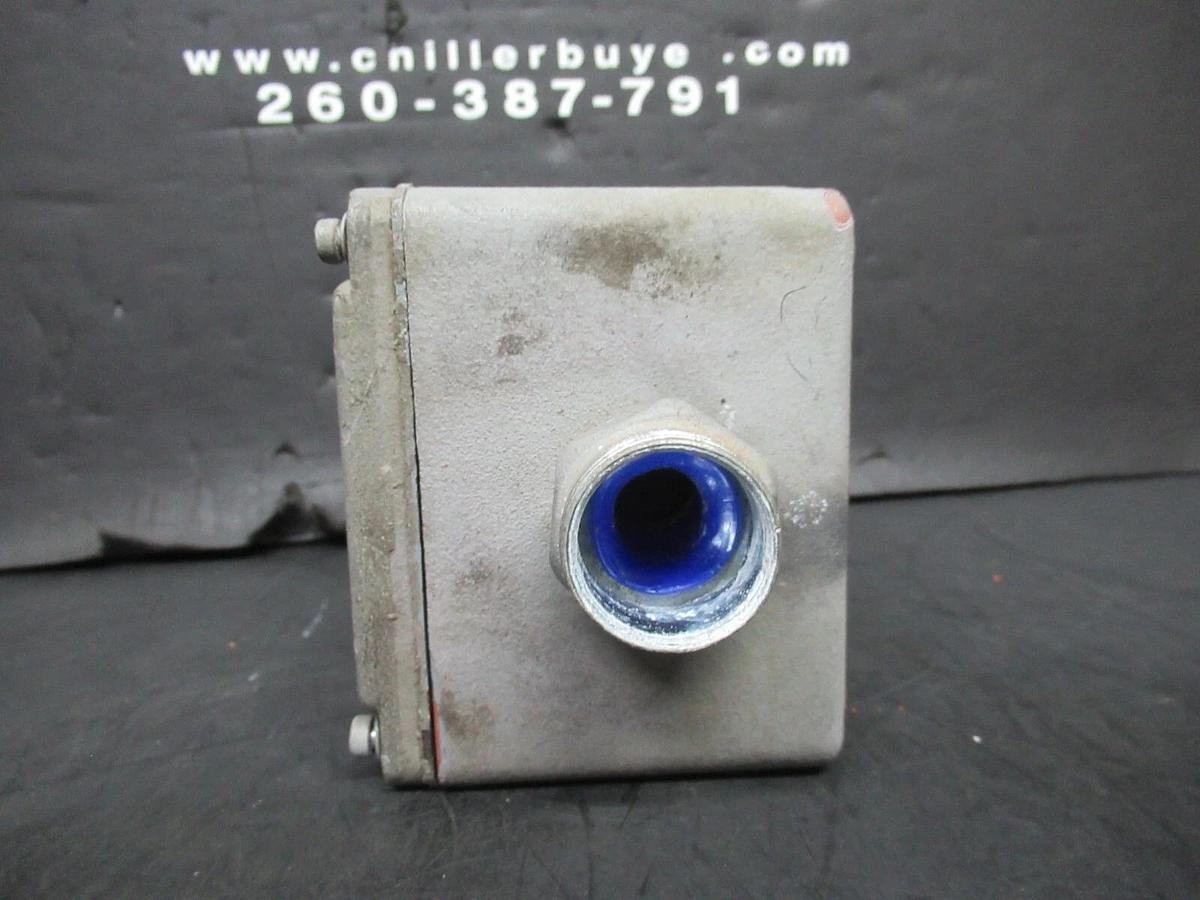 Used ALLEN-BRADLEY TEMPERATURE CONTROL SWITCH 837-A5 24-600 VAC @ 125 VA NEMA 4, 13