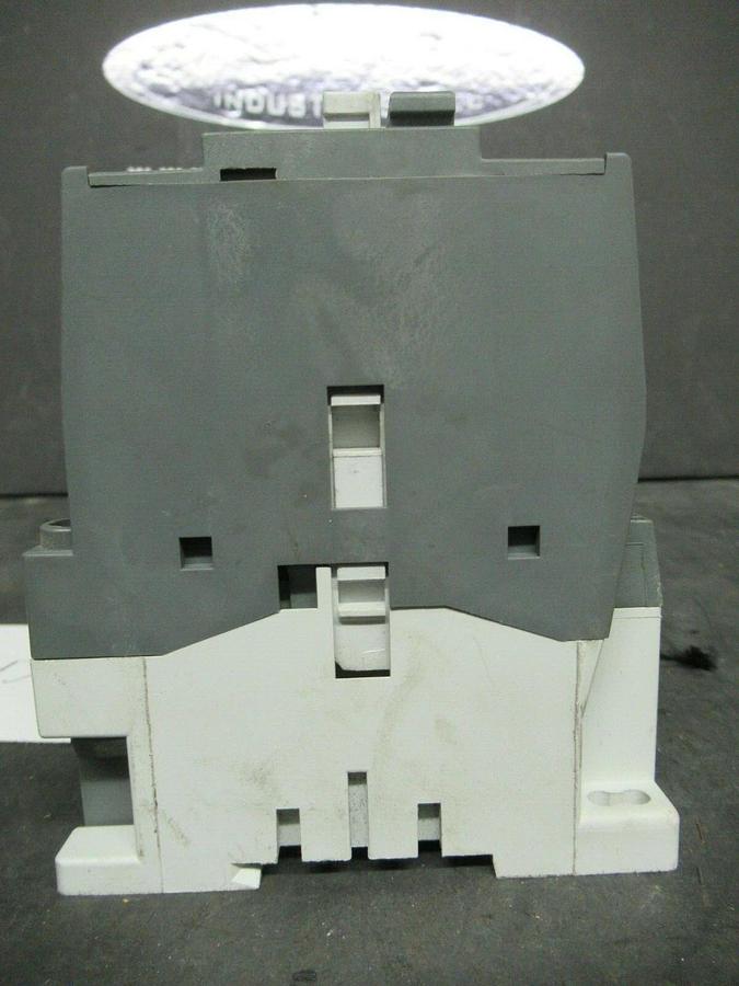 Used YORK IEC AC-1 CONTACTOR 024-31818-000 600 VAC 50 AMP 30 HP 120 VOLT COIL