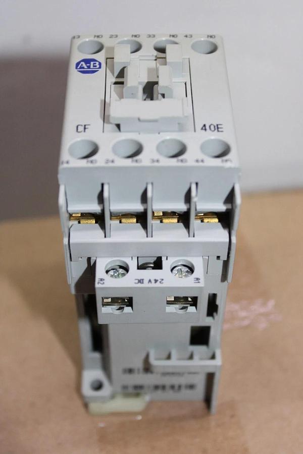 Used ALLEN BRADLEY CONTACTOR 700-CF400Z* 600 VAC 25 AMP 3-POLE COIL: 24 VDC