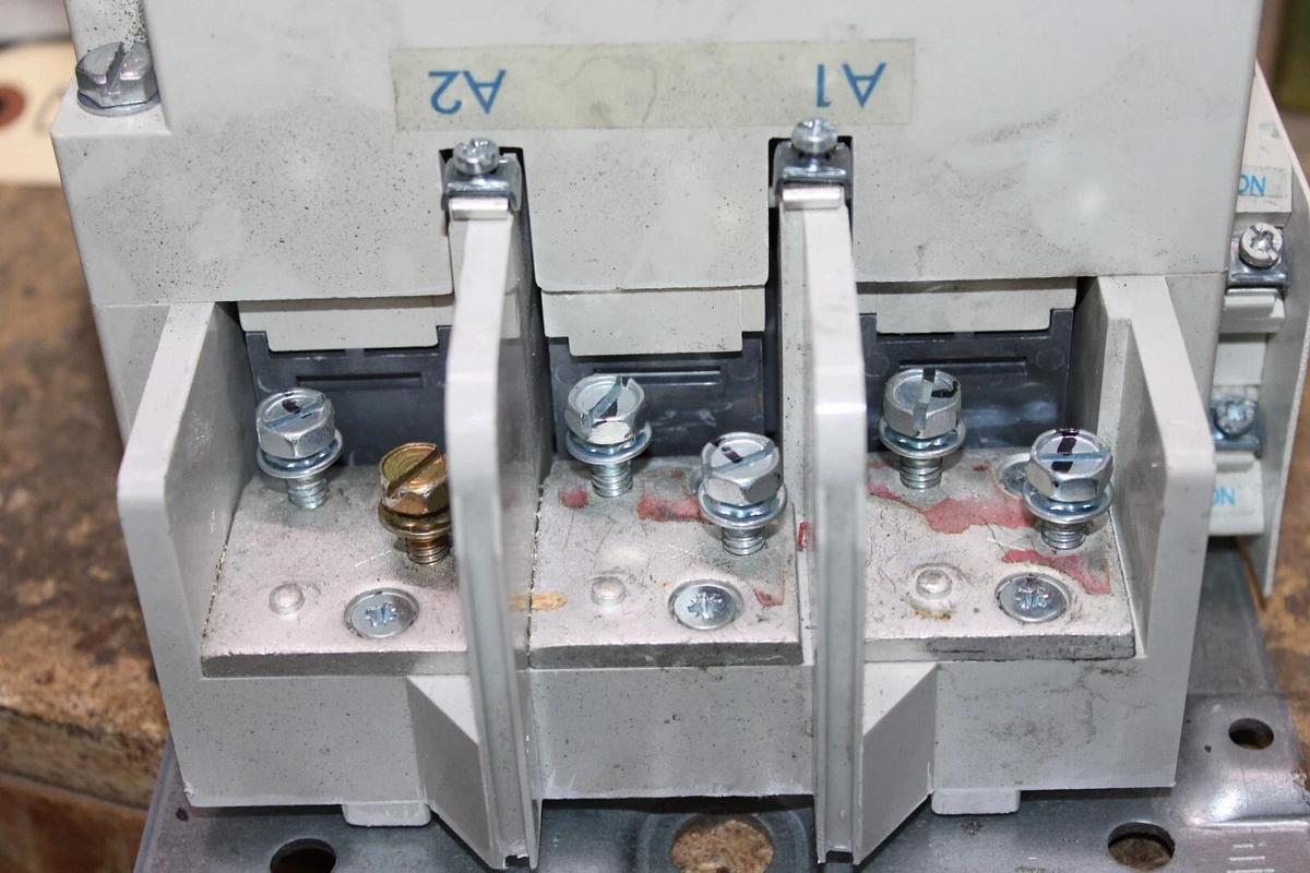 Used CUTLER-HAMMER CONTACTOR C825KN6 200 AMP 600 VAC 3-PHASE COIL: 120V