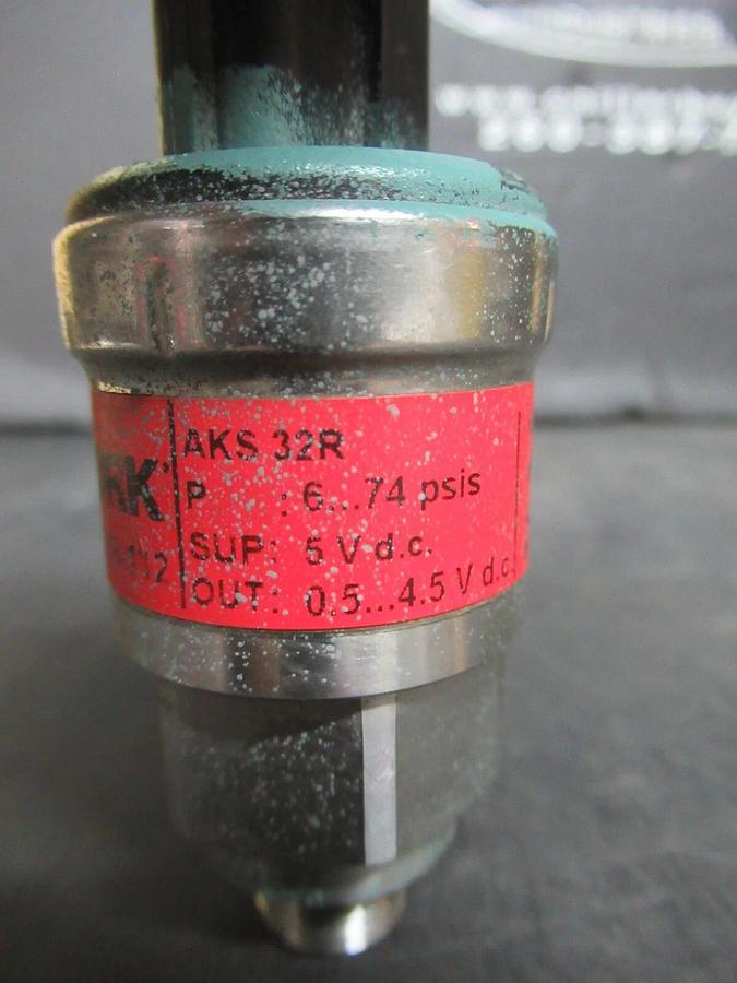 Used YORK DANFOSS PRESSURE TRANSDUCER 025-28678-112 AKS-32R 5 VDC 74 PSIS