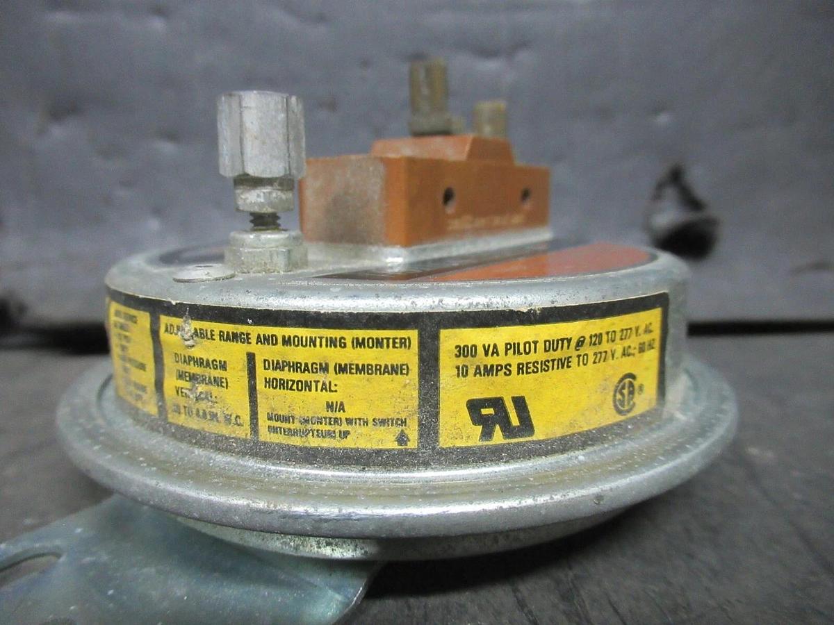 Used LIEBERT FILTER CLOG SWITCH AP4268 277 VAC 300 VA 1/2 PSI AIR PRESSURE ONLY