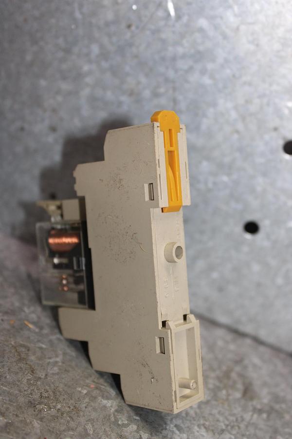 Used LOT OF 3 OMRON RELAYS G2R-2-SN 24 VDC 5 AMP W/ BASE