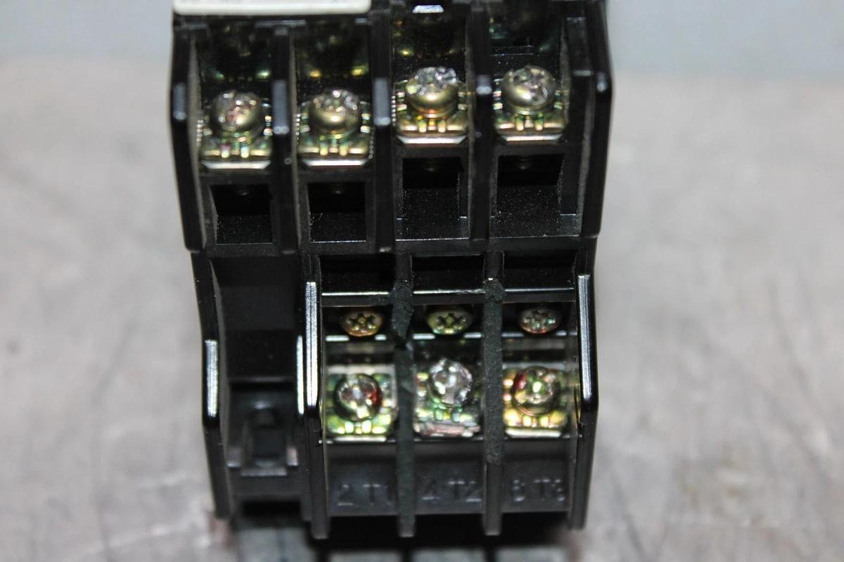 Used FUJI ELECTRIC STARTER SJ-0G 480 VAC 15 AMP 2.2 kW W/ TR-0N/3 RELAY