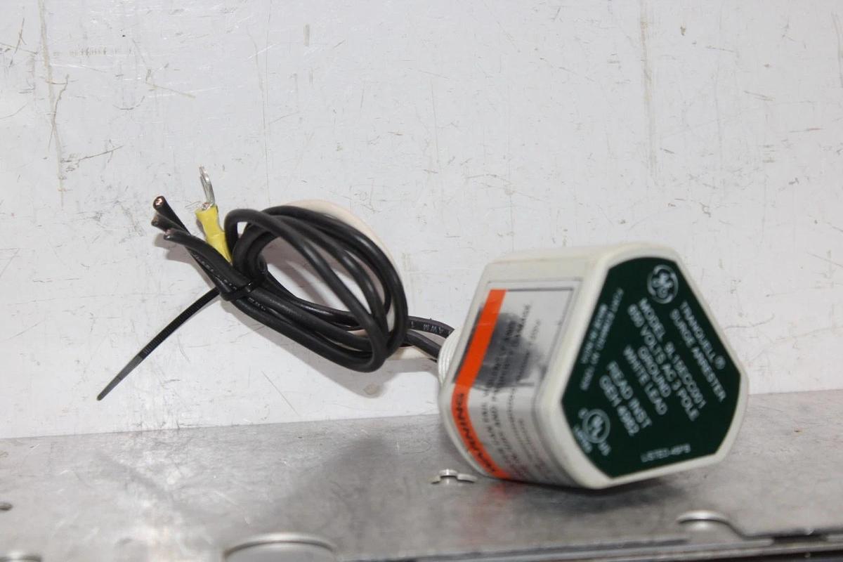 Used GENERAL ELECTRIC TRANQUELL SURGE ARRESTOR 9L15ECC001 650 VOLT 3-POLE