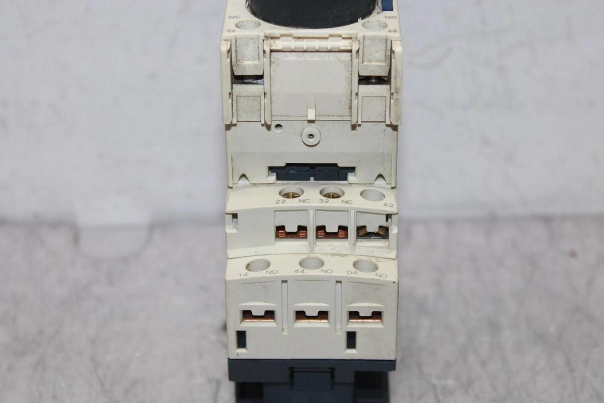Used TELEMECANIQUE CONTACTOR CAD32 W/ TIME DELAY RELAY LADT2 0.1-30 SECOND DELAY